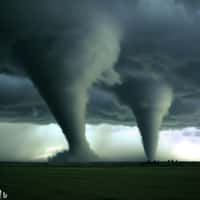 Les doubles tornades sont un phénomène météo rare, mais possible. La première tornade est toujours la plus puissante et la plus durable. © Karine Durand, Bing Image